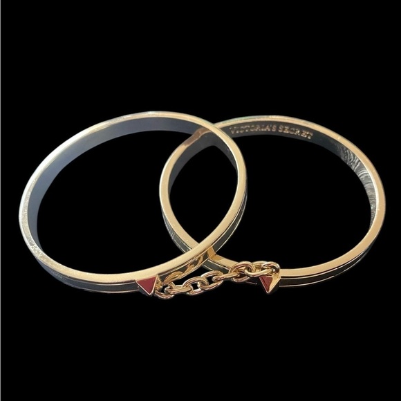 VICTORIAS SECRET-TWO GOLD TONE BANGLE BRACELETS CONNECTED BY A GOLD TONE CHAIN - Picture 5 of 5